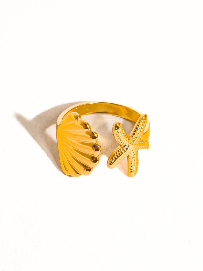 Étoilé star & shell ring in 18K gold-plated stainless steel. Non-tarnish, hypoallergenic, and water-resistant—boho luxe meets celestial charm.